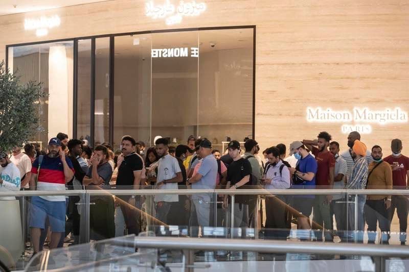 Worldwide Sales of iPhone 14 Started to Rush and Long Queues